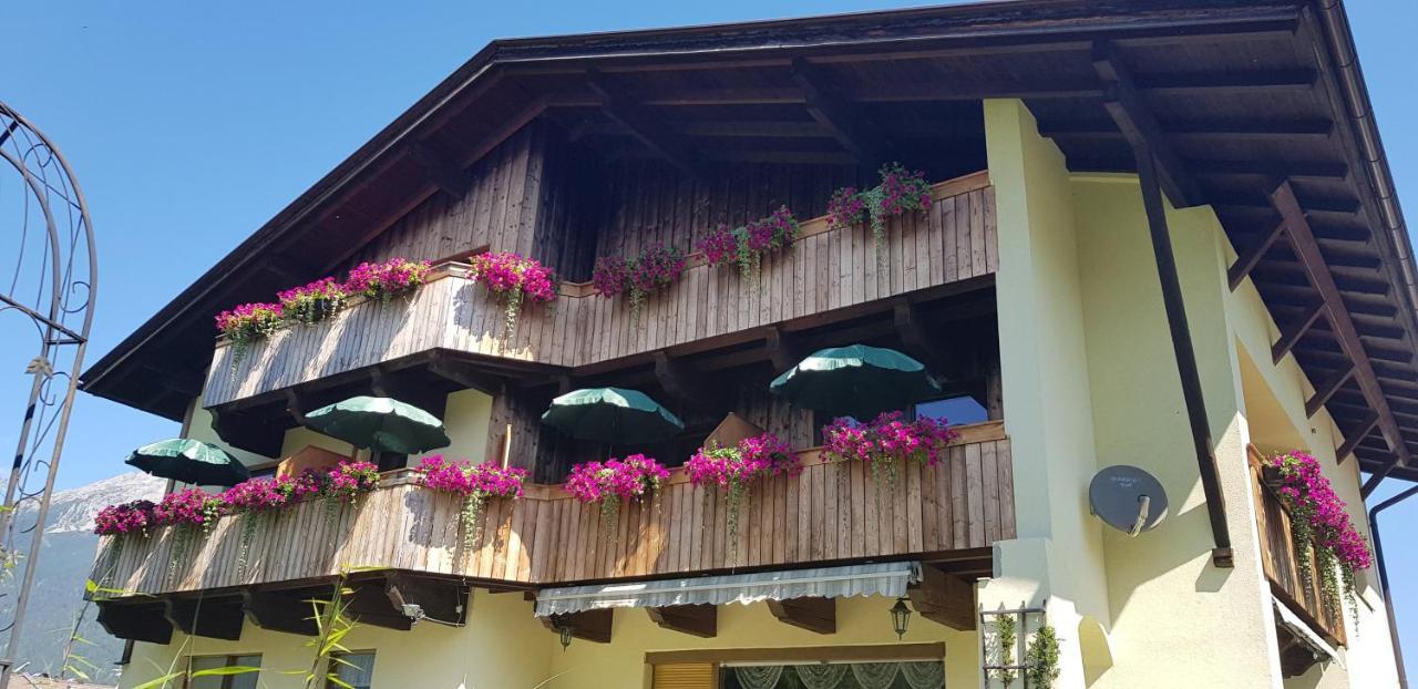 Gaestehaus Schoeneweiss Ehrwald Luaran gambar